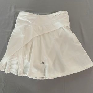 Lululemon Play Off The Pleats Mid Rise Skirt - Size 8 White